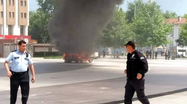 Şehrin Göbeğinde Kamyonetini Benzin Döküp Yaktı