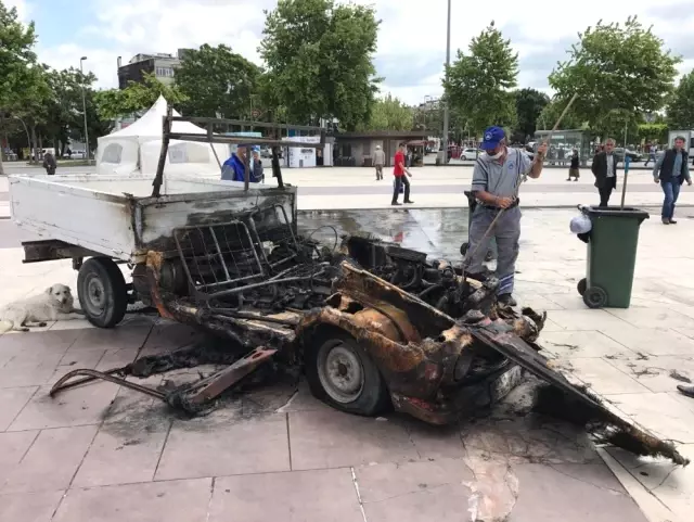 Şehrin Göbeğinde Kamyonetini Benzin Döküp Yaktı