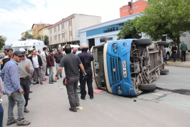 İstanbul'da Yolcu Minibüsü Devrildi: 8 Yaralı