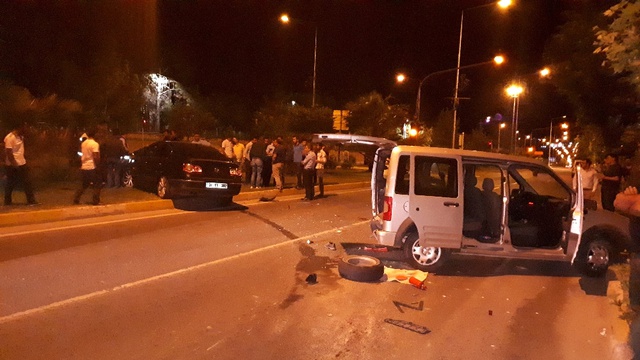 Alkollü Sürücü, Yol Kenarında Lastiği Değiştirilen Araca Çarptı: 1 Ölü, 3 Yaralı