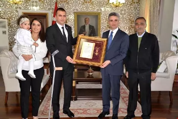 Madalyalı Gaziyi Eşi ve Çocuğunun Önünde Dövdüler!