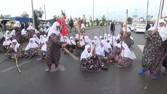 Meraya Müze Binası Yapılacağını Haber Alan Köy Sakinleri Yolu Trafiğe Kapattı