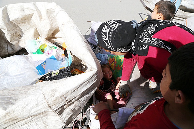 Minik Sıla, Ailesinin Çöp Topladığı Arabada Büyüyor
