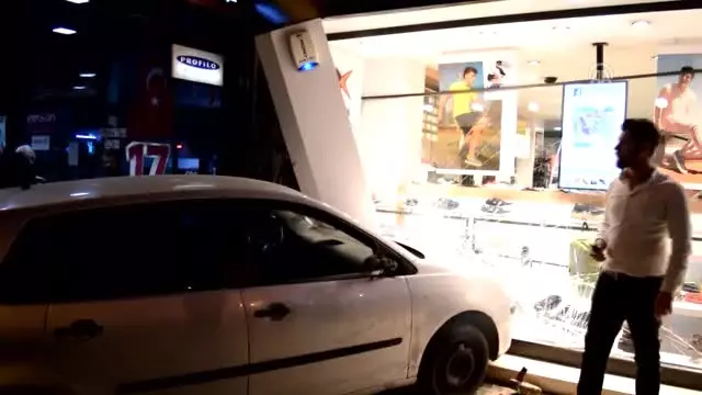 Otomobil Mağazanın Vitrinine Çarparak Durabildi