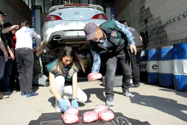 Polis İpi Çektikçe Spor Otomobilden Uyuşturucu Fışkırdı