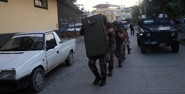 Adana'da 500 Polisle Operasyon! Özel Harekat Koçbaşıyla Girdi, 15 Şüpheli Yakalandı