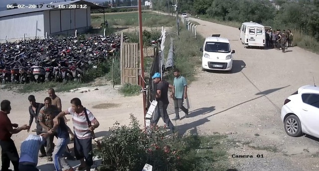 Minibüsle Keçiyi Ezen 25 Kişilik Grup, Tepki Gösteren Bekçiyi Bıçakladı
