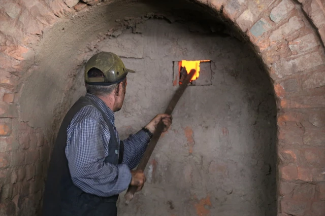 Tuğla Fabrikası İşçileri, Bin Dereceyi Bulan Sıcaklıkta Hem Çalışıp Hem Oruç Tutuyorlar