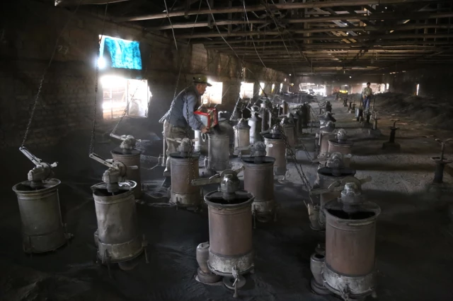 Tuğla Fabrikası İşçileri, Bin Dereceyi Bulan Sıcaklıkta Hem Çalışıp Hem Oruç Tutuyorlar