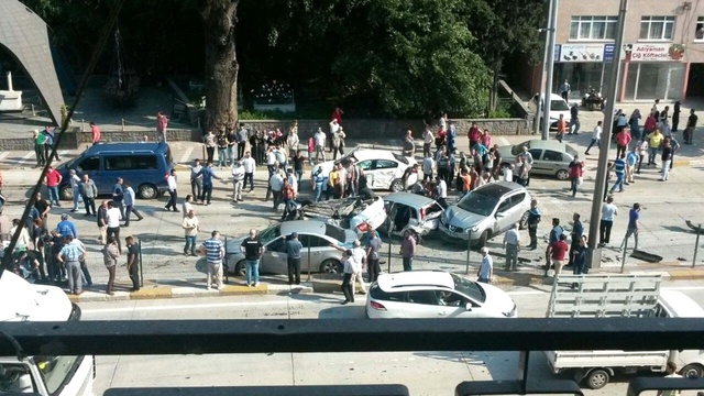 Karamürsel'de Karşı Şeride Geçen TIR 6 Otomobili Biçti: 8 Yaralı