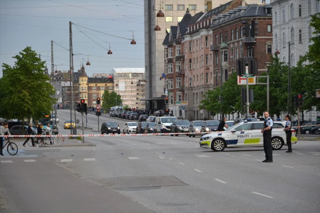 Kopenhag'da Polisler Üzerlerine Silahla Yürüyen Şüpheliyi Başından Vurdu