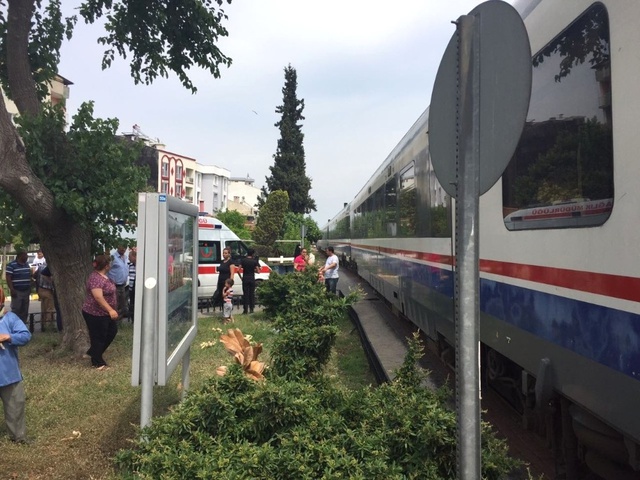 Treni Son Anda Fark Eden Kadın Kendisini Çimlere Atıp Ölümden Döndü