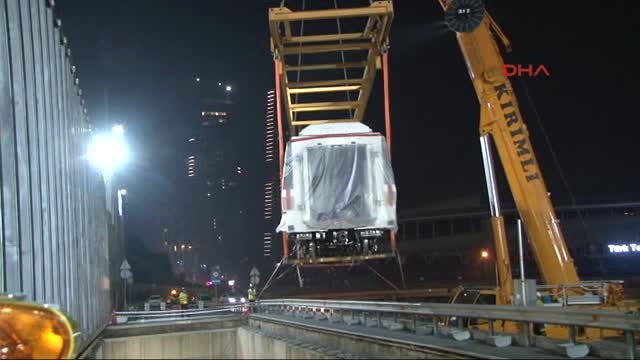 İnsansız Çalışan Yeni Metrolar Raylara İndirildi! Kapasiteyi Yüzde 30 Artıracak