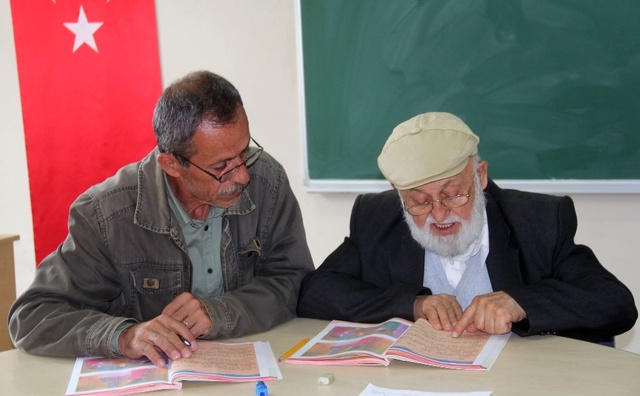 81 Yaşındaki Bayram Dede'nin Okuma Aşkı Herkese Örnek Olacak
