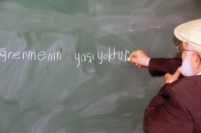 81 Yaşındaki Bayram Dede'nin Okuma Aşkı Herkese Örnek Olacak