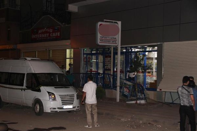 Diyarbakır'da Bir Markete Patlayıcıyla Saldırı Düzenlendi
