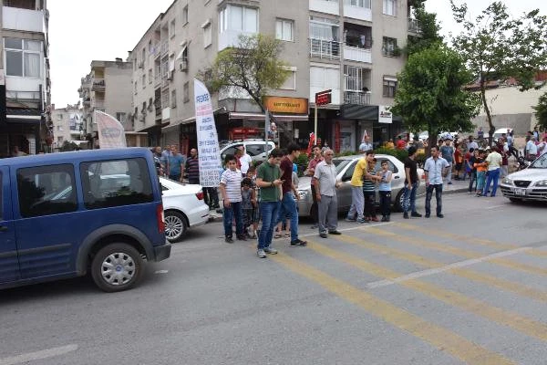 İzmir'deki Korkunç Kaza Güvenlik Kamerasında: İki Genç Kız Ağır Yaralandı