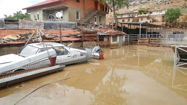 Isparta'da Sağanak Yağmur Sele Neden Oldu