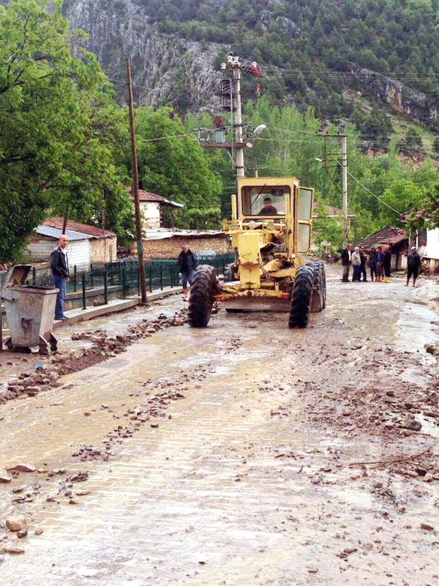Isparta'da Sağanak Yağmur Sele Neden Oldu