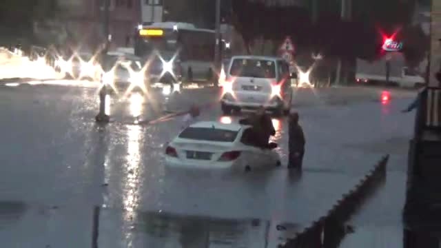 Bursa'yı Sel Bastı, Vatandaşlar Araçlarının Üzerinde Kurtarılmayı Bekledi