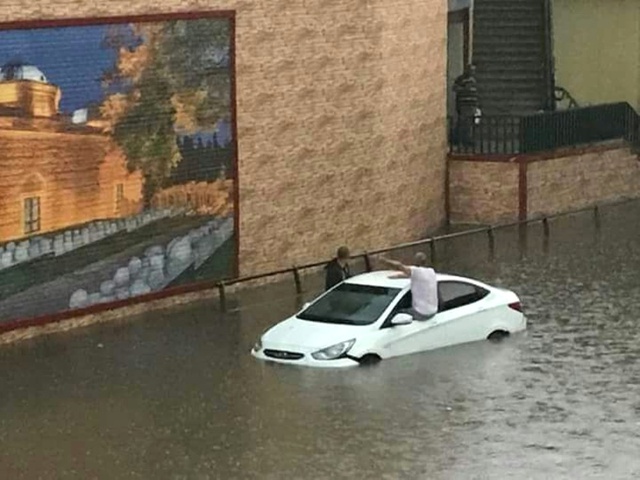 Bursa'yı Sel Bastı, Vatandaşlar Araçlarının Üzerinde Kurtarılmayı Bekledi