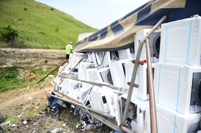 Çamaşır Makinesi Yüklü TIR Devrildi, Onlarca Makine Hurdaya Döndü