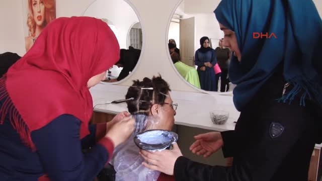 Savaştan Kaçıp Geldikleri Gaziantep'te <a class='keyword-sd' href='/kuafor/' title='Kuaför'>Kuaför</a> Salonu Açtılar