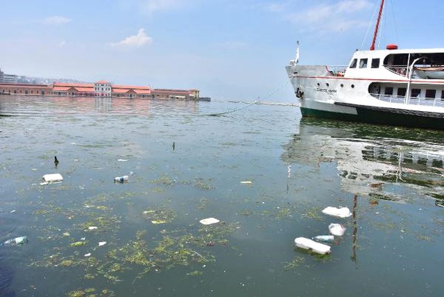 İzmir Kordon Boyunda Utandıran Görüntüler! Çöpten Geçilmiyor