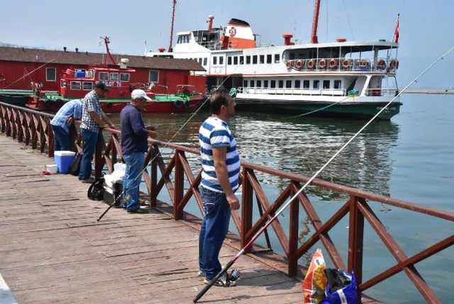 İzmir Kordon Boyunda Utandıran Görüntüler! Çöpten Geçilmiyor