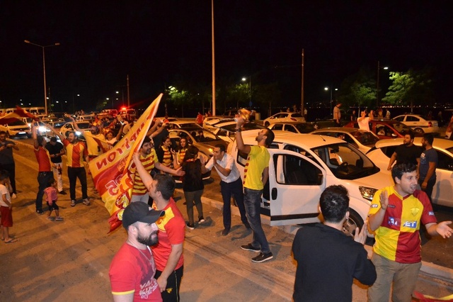 İzmirliler Sabaha Kadar Göztepe'nin Süper Lig'e Çıkmasını Kutladı