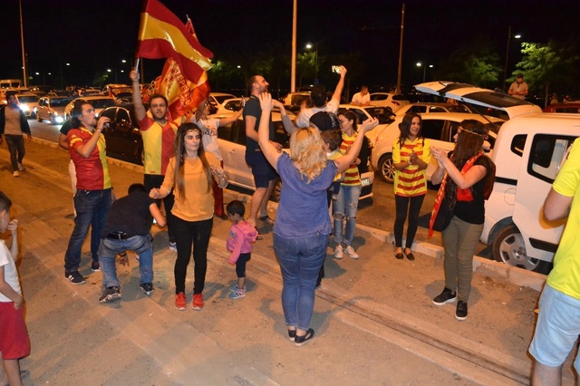 İzmirliler Sabaha Kadar Göztepe'nin Süper Lig'e Çıkmasını Kutladı