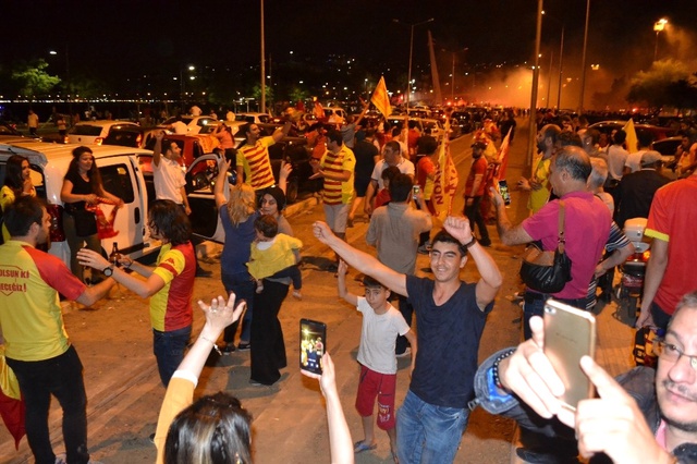 İzmirliler Sabaha Kadar Göztepe'nin Süper Lig'e Çıkmasını Kutladı