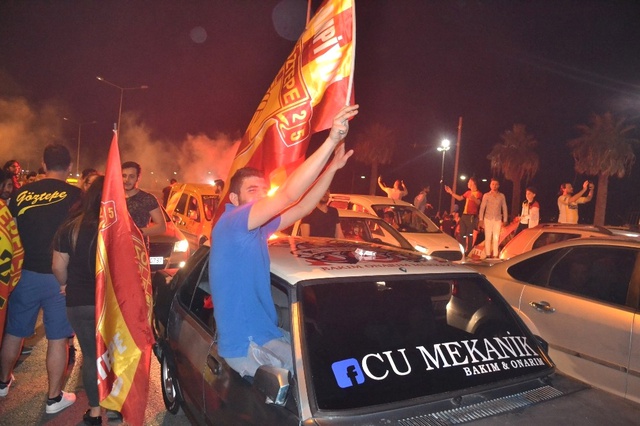 İzmirliler Sabaha Kadar Göztepe'nin Süper Lig'e Çıkmasını Kutladı
