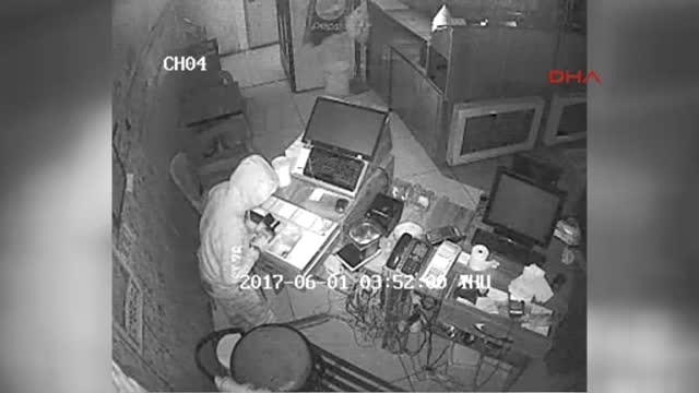 Hırsızlık İçin Girdikleri Okulda, Kameraya Yakalanmamak İçin Süründüler