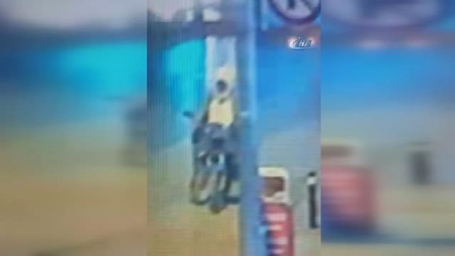 Motosikletli Kapkaççılar, Vatandaşın Telefonunu Çalarken Kameraya Yakalandı