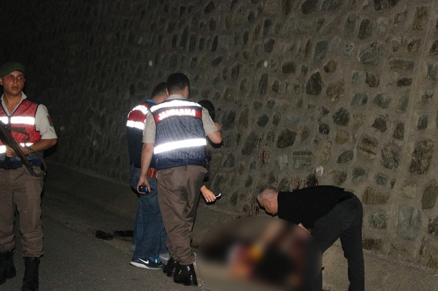 Sakarya'da Yol Kenarında Kanlar İçerisinde Ceset Bulundu