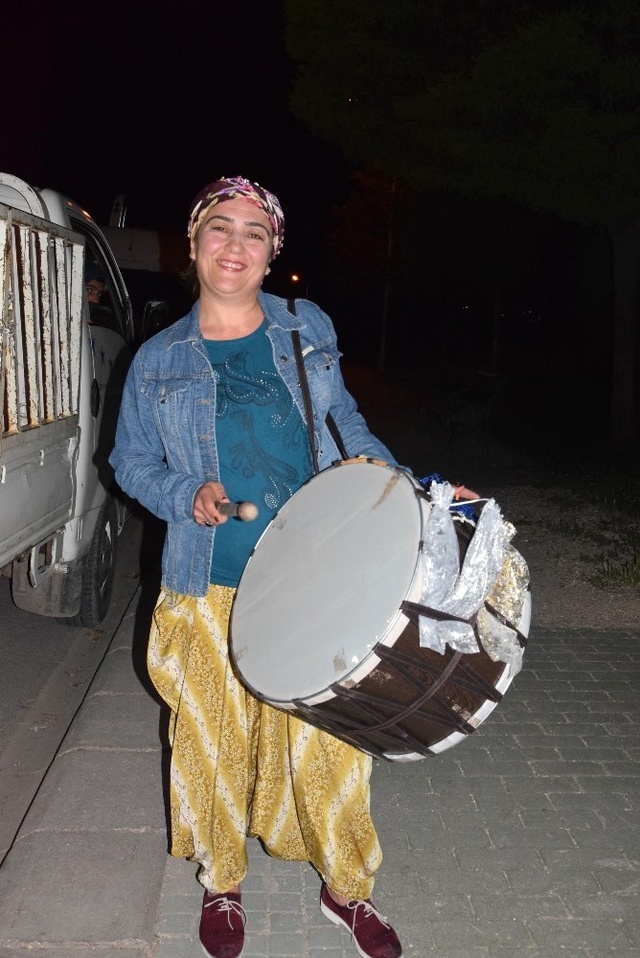 Kadın Mahalle Muhtarı, Gelenek Ölmesin Diye Ramazan Davulculuğu Yapıyor