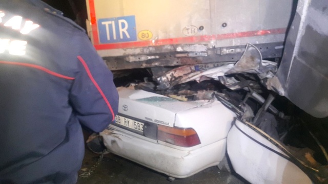TIR'ın Altına Giren Otomobilden Geriye Hiçbir Şey Kalmadı: 2 Ölü