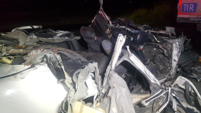 TIR'ın Altına Giren Otomobilden Geriye Hiçbir Şey Kalmadı: 2 Ölü