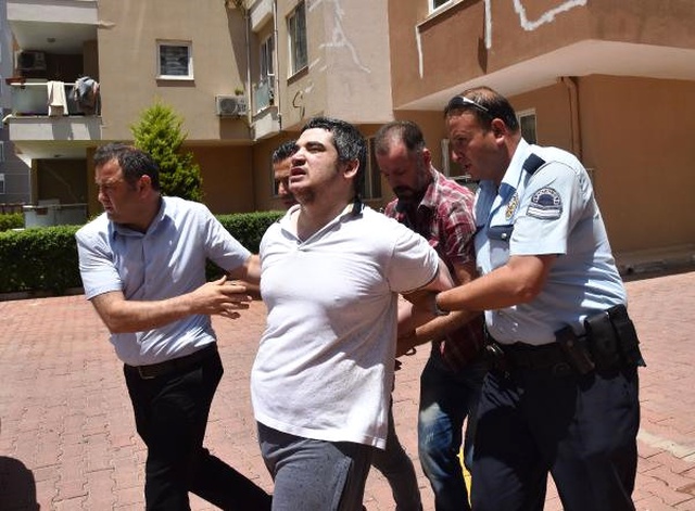 Kendisini Eve Kapattı, Polislere Böyle Bağırdı: Kedime Bir Şey Olursa Hepinizi Öldürürüm