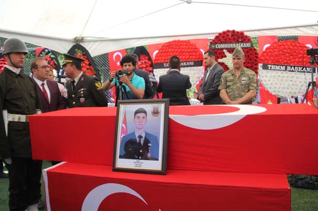 Van'da Şehit Düşen Uzman Çavuş'u 13 Bin Vatandaş Son Yolculuğuna Uğurladı