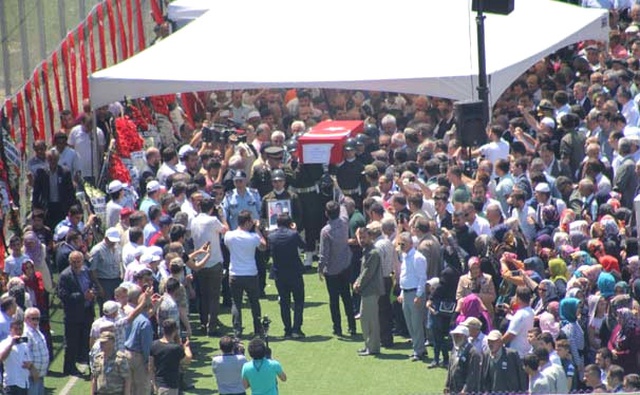 Van'da Şehit Düşen Uzman Çavuş'u 13 Bin Vatandaş Son Yolculuğuna Uğurladı