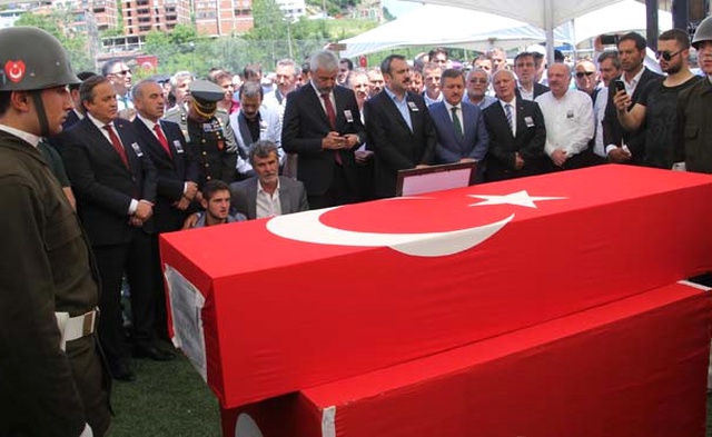 Van'da Şehit Düşen Uzman Çavuş'u 13 Bin Vatandaş Son Yolculuğuna Uğurladı