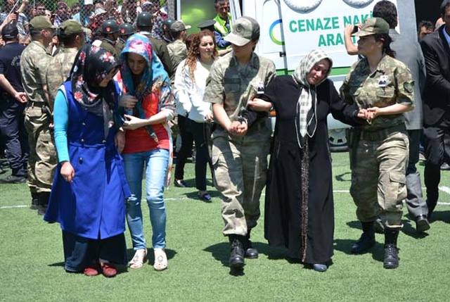 Van'da Şehit Düşen Uzman Çavuş'u 13 Bin Vatandaş Son Yolculuğuna Uğurladı
