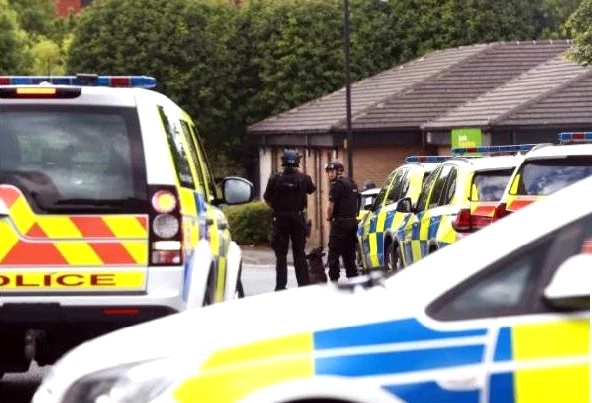 İngiltere'de Bıçaklı Saldırgan, Çok Sayıda Kişiyi Rehin Aldı