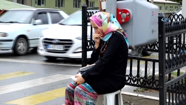 Sakarya'da trafik kazası, kırılan otomobil camları yüzüne isabet etti
