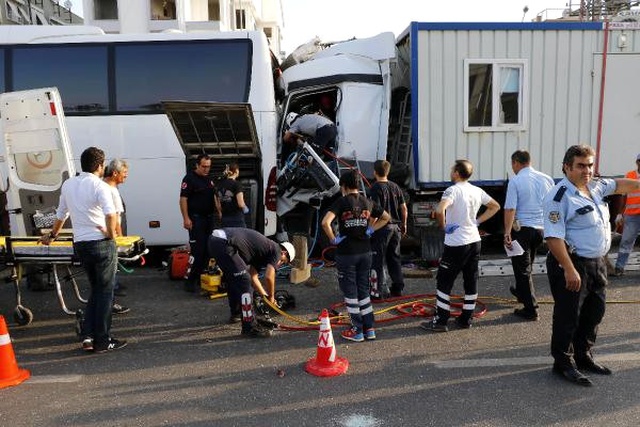Konteyner Yüklü TIR'ın, Tur Otobüsüne Çarpması Sonucu 4'ü Turist 7 Kişi Yaralandı