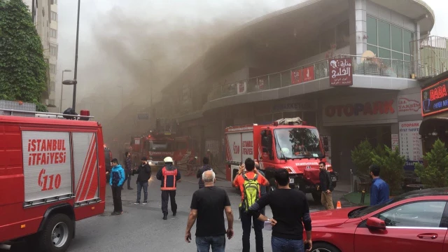 Beyoğlu'nda Bir Restoranın Çatısında Çıkan Yangın Korku Dolu Anlar Yaşattı