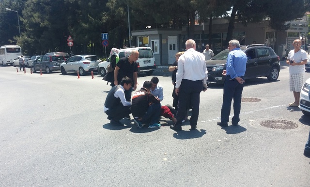 Motosikletiyle Kaza Yapan 16 Yaşındaki Çocuk Canından Geçip Motosiklete Ağladı