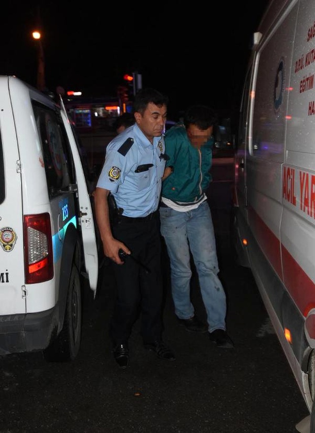 Elle Taciz Ettiği Erkek Çocuğunu Arka Sokağa Götürmeye Çalışan Sapığı Linçten Polis Kurtardı